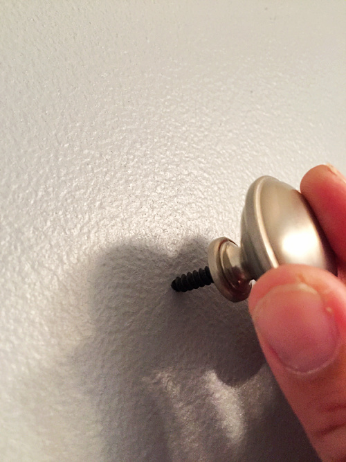 Screwing a knob into the wall using a hanger bolt