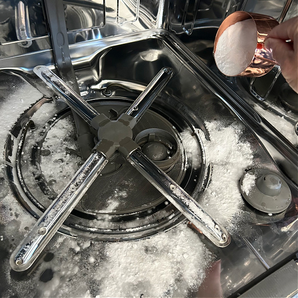 Cleaning dishwasher with baking soda