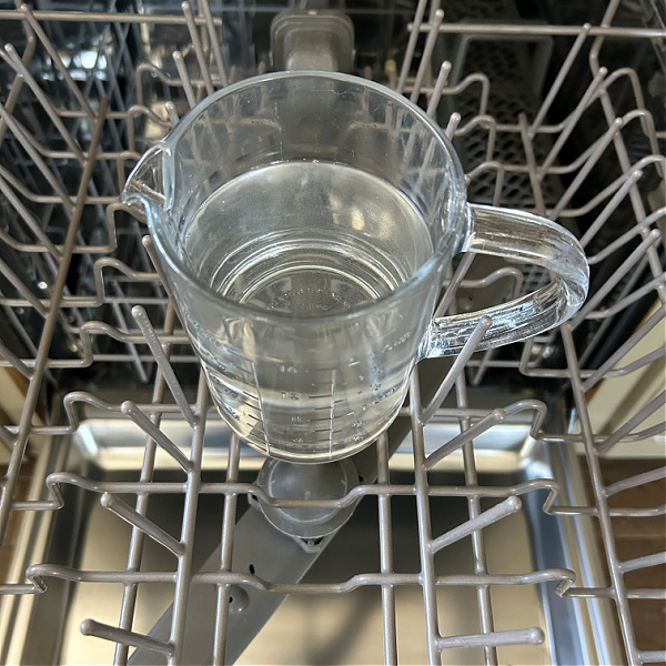 Cleaning dishwasher with vinegar