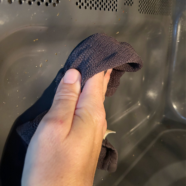 Cleaning inside of microwave with cloth