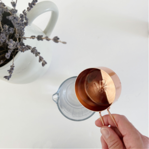 How to deep clean a microwave using vinegar