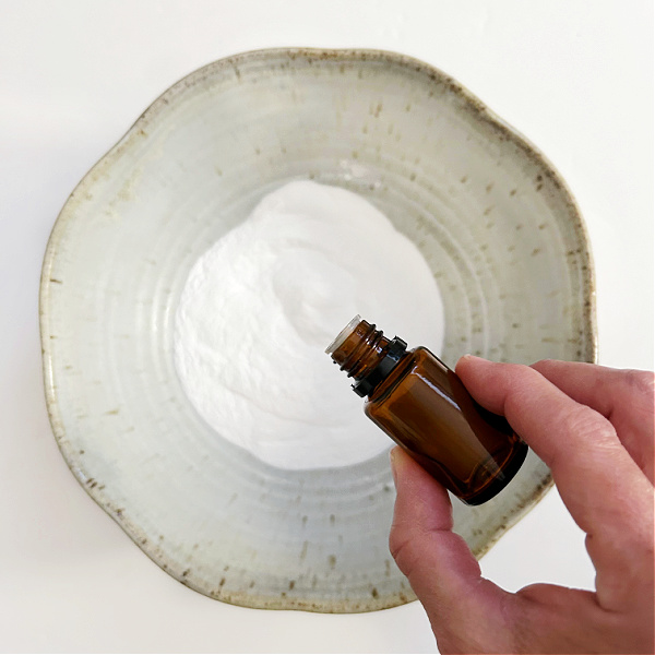 Adding essential oil to toilet bombs recipe