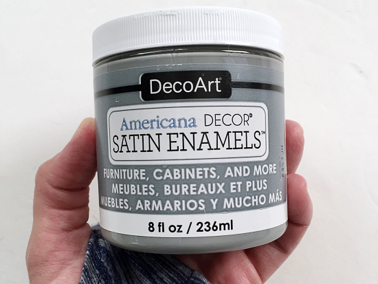 Satin enamel paint in the color smoke grey