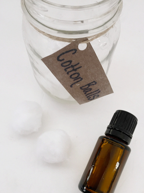 What you need to naturally get rid of grease: lemon essential oil and cotton balls