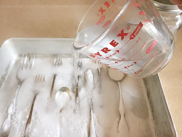 Naturally polishing silverware with baking soda and boiling water