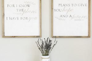 This trick is SO easy, and I now hang pictures straight and level every time. Can't believe toothpaste was the answer! #hangingpictures #hangframes #hangingframes #hangpicturesstraight
