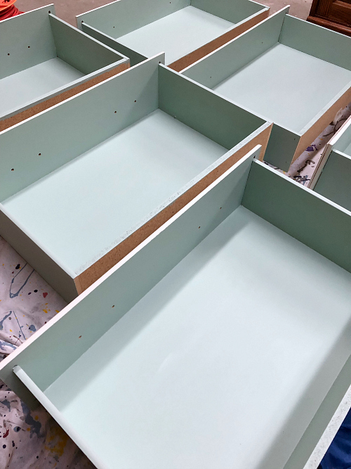 This dresser makeover is amazing! And I love the easy to follow tutorial, so even if you are a beginner at painting furniture, you realize you can do it! #dressermakeover #fusionmineralpaint #collaboration #paintfurniture