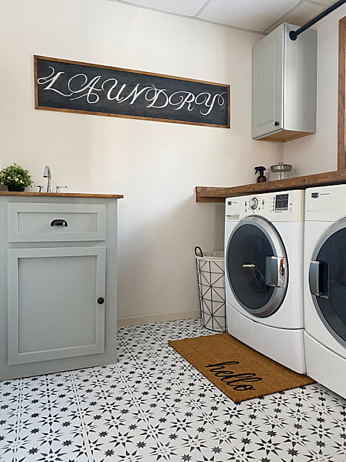 $100 Laundry Room Makeover. So many amazing, budget-friendly, ideas in this space!