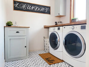 This laundry room got a major makeover for just $100. So many budget-friendly ideas in this space!