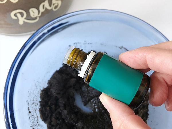 Adding peppermint essential oil to homemade coffee scrub recipe