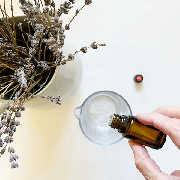 Adding essential oil to a homemade wipes recipe
