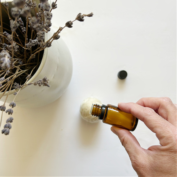 Adding essential oil to a dryer ball