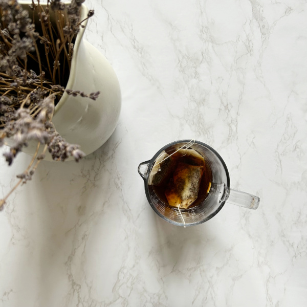 Seeping black tea for glass cleaner